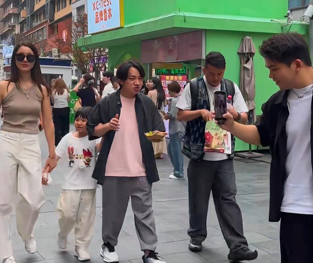 身高163的王祖蓝站在人群中好小一只，他领着老婆和孩子边逛街边玩，感觉女儿没有