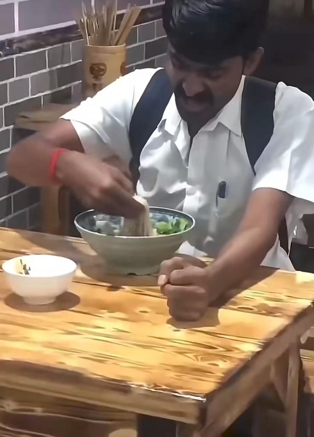 一个印度游客，在一家拉面馆吃面的视频，引起网友们的热议！估计当时店主很纠结，