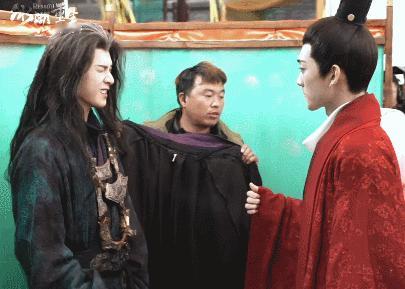 李昀锐新剧有效摘面具终于等到李昀锐摘面具这一下李昀锐摘面具瞬间氛围感拉满，长相