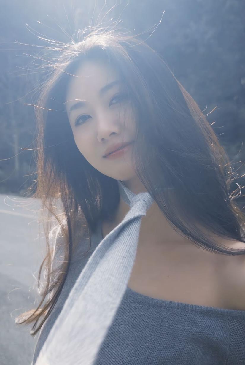 阳光洒落，温柔笑靥，自然之美尽显。一起来感受阳光抬头感受阳光生活阳光美女