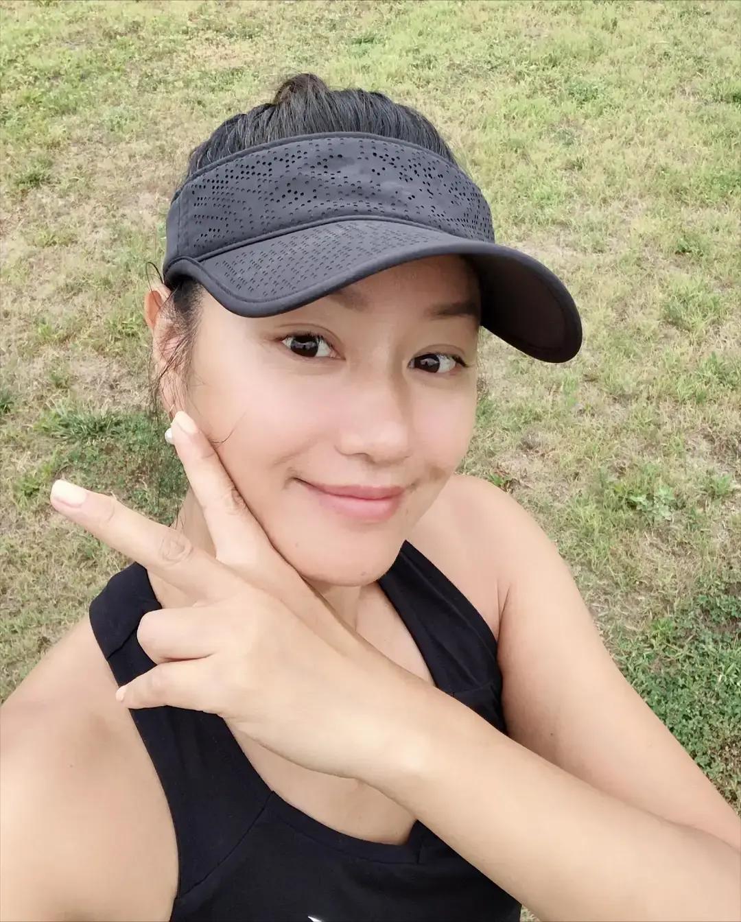 53岁的瞿颖，彻底打碎了所有人的“意难平”。她没嫁胡兵，没生孩子，却在清迈，给一个外国机长的俩女儿当
