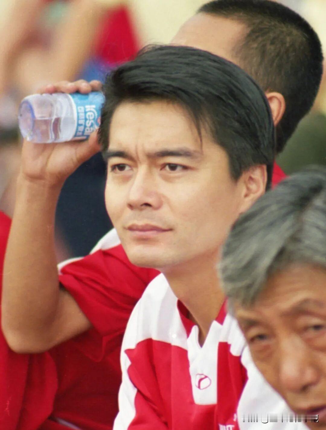 许亚军确实帅气！这是中年时候的许亚军，头发乌黑浓密，深邃的电眼，脸型那真的是有楞