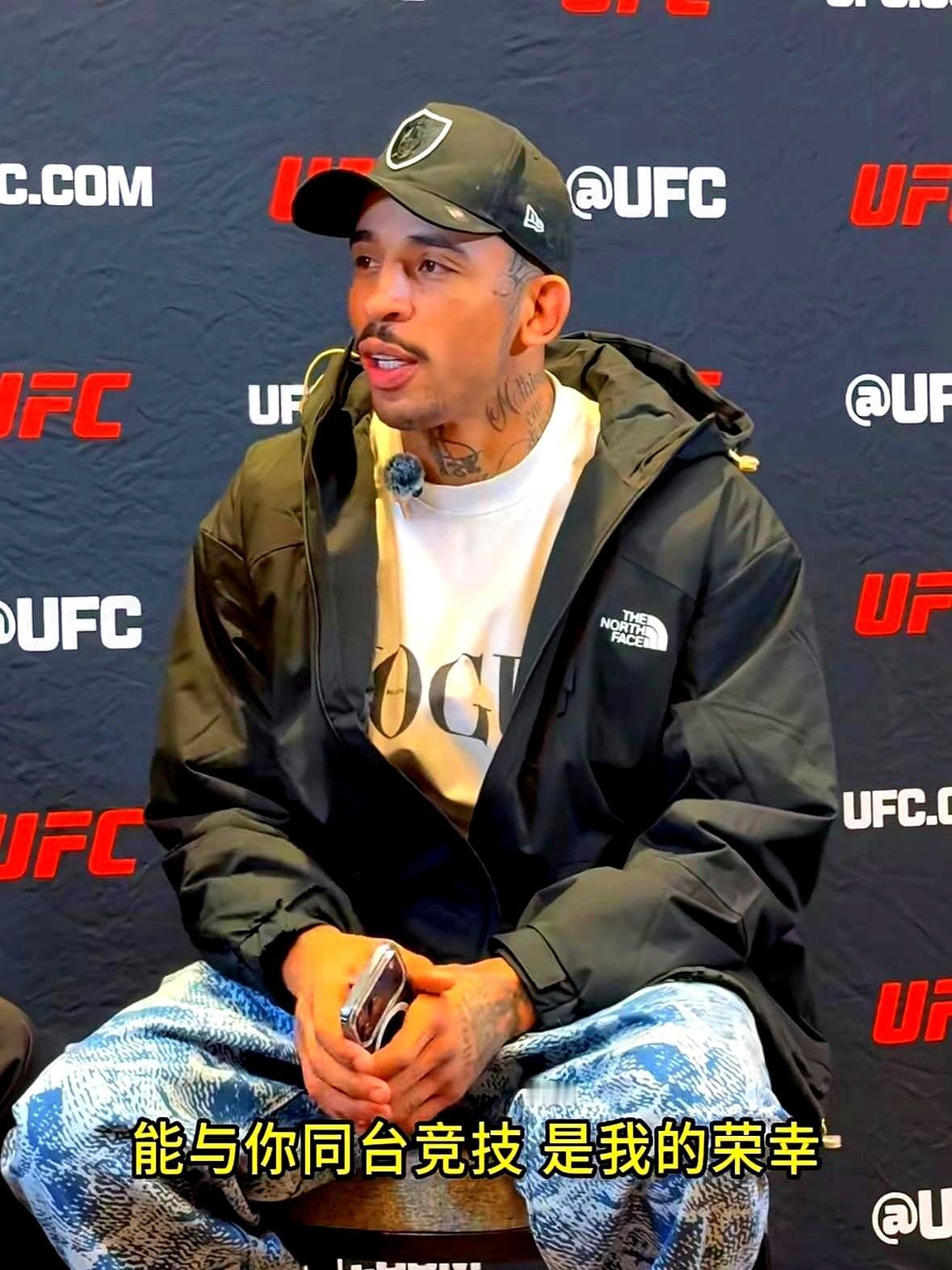 拳头先砸空，她才拔刀。别急，这不是武侠片，是张伟丽下一场的真人剧本。她把