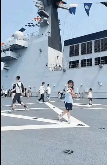 这应该是世界上最美的舞蹈。少年强，则中国强；少年自信，则中国自信。看着小女孩
