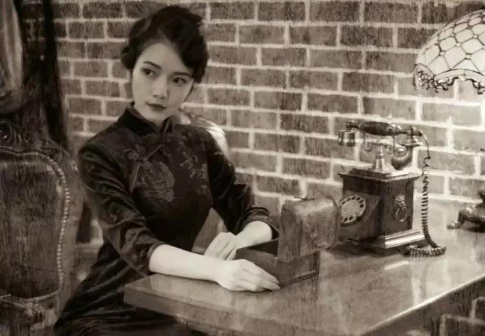 1906年，张作霖经过一穷山村，偶遇一位身材窈窕的农家女。只见，她挑着两个水桶，