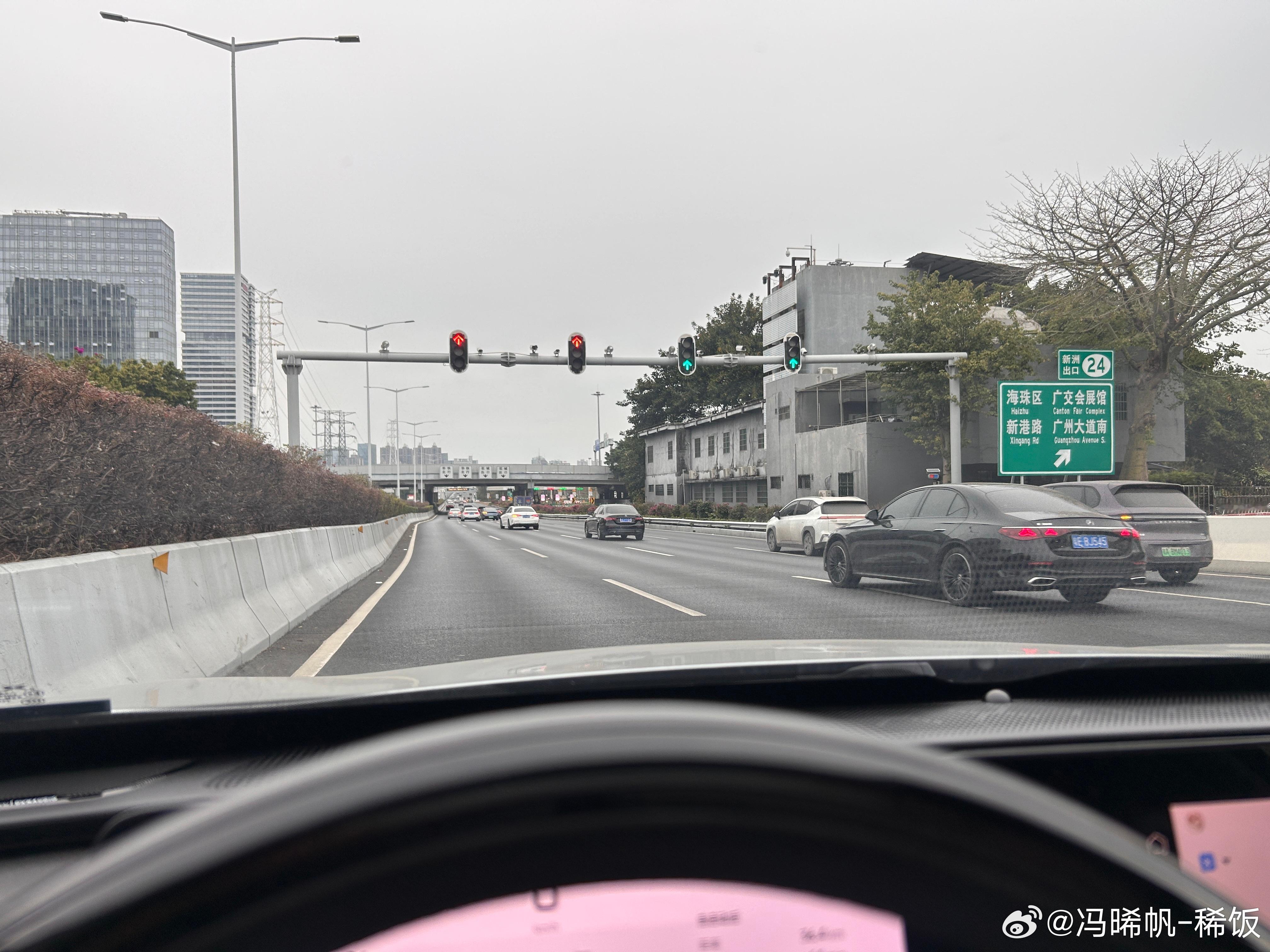 封闭收费高速上等红绿灯你遇过没？广州华快走着走着遇到堵车，堵到尽头竟然是个红绿灯