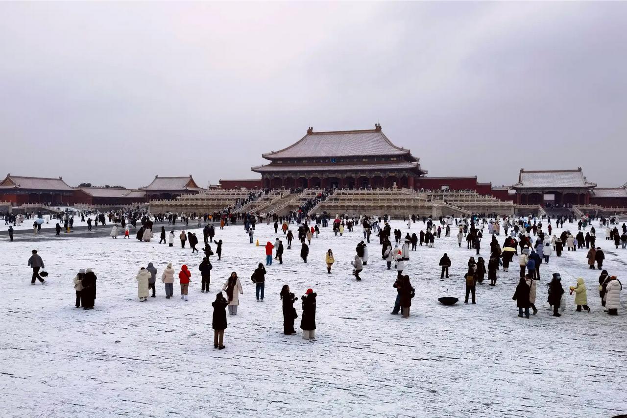 北京的雪下冒烟了！美的让人流连忘返，红墙白雪，分外妖娆。​一下雪，北京就美成
