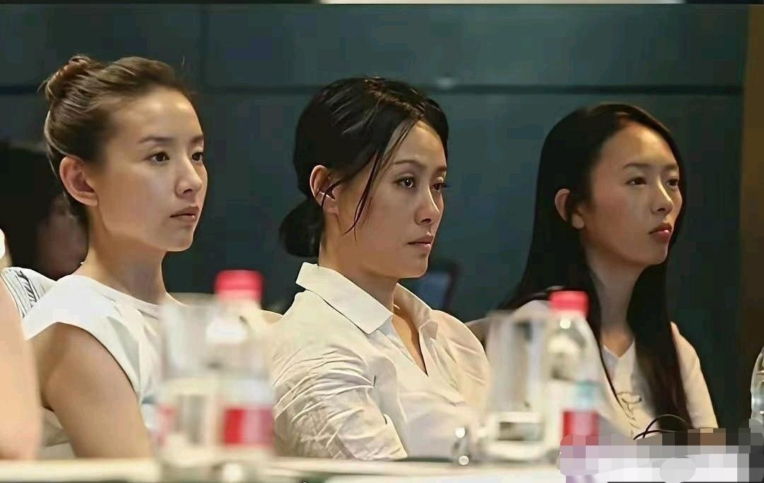 看董洁、童谣和中间这位美女的同框侧颜照，一下子就懂了，为什么那么多人都说董洁的鼻