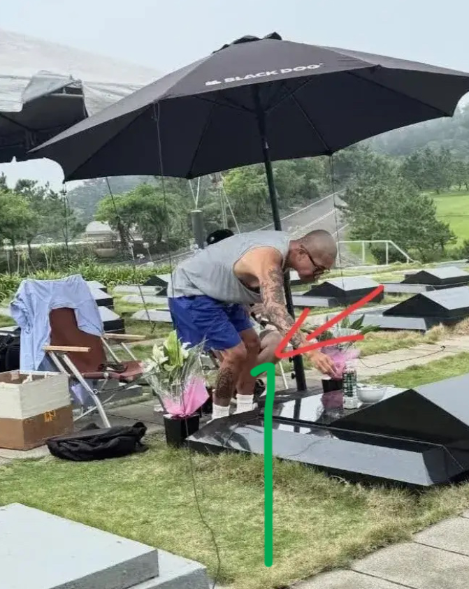 具俊晔版“梁山伯与祝英台”露馅了！原来啊，具俊晔并非是在给大S守墓，而是跟朋