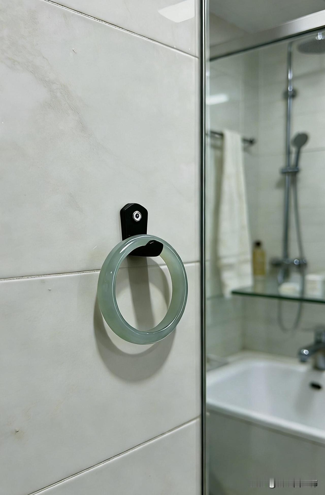 怎么才发现玉不能戴洗澡😭前段时间入了只玉镯，想着戴玉养人还方便，平时不用摘来