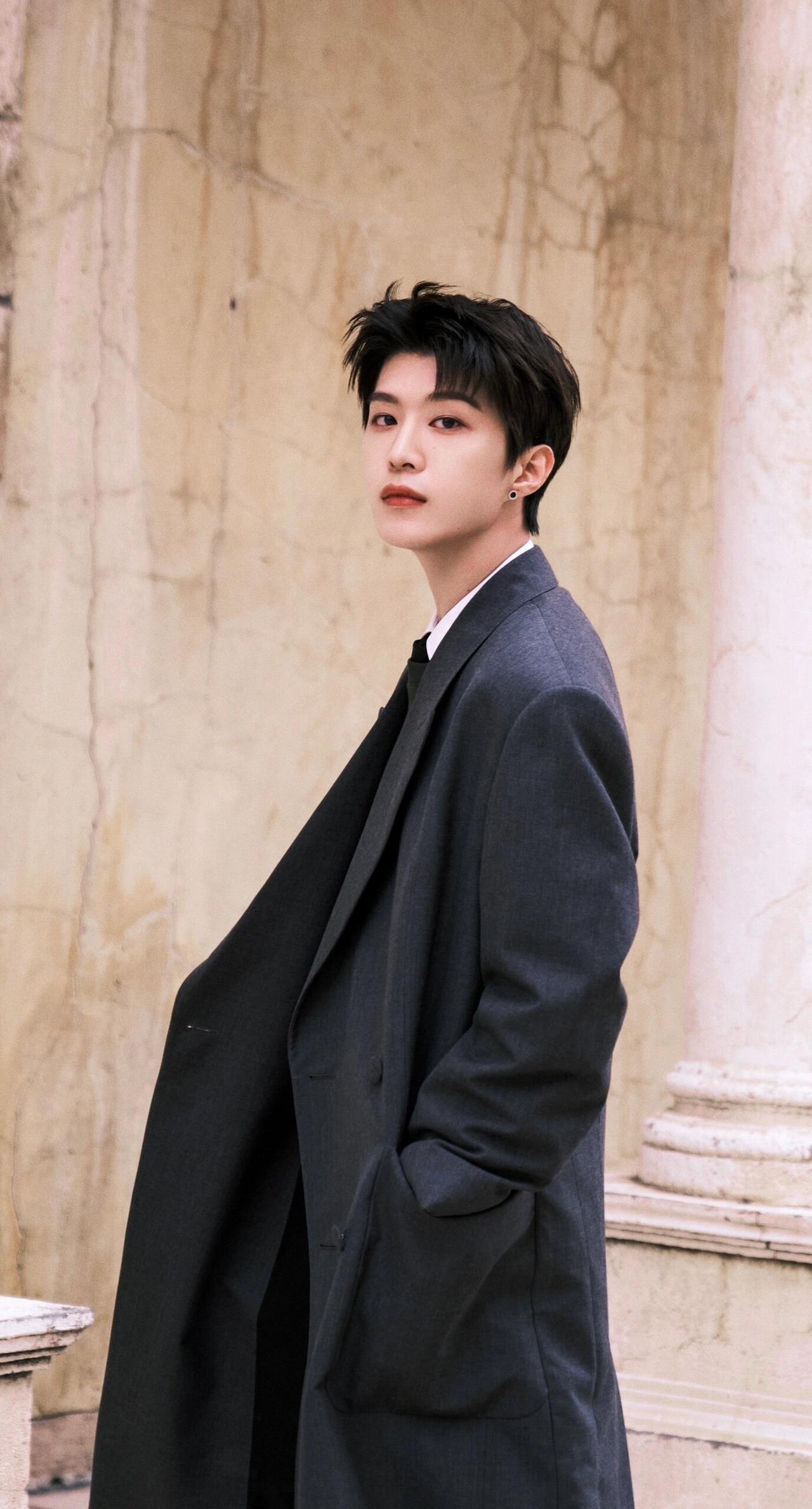 范丞丞对司晓迪早有防备，买超醉酒视频里，司晓迪一直主动搭讪范丞丞，范丞丞拿手机拍