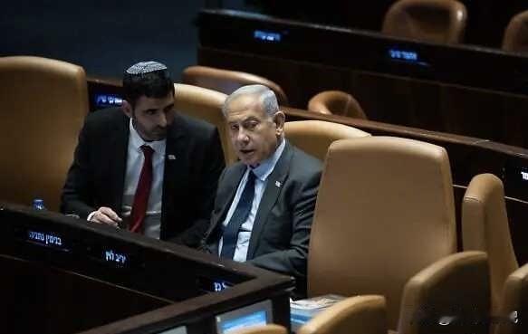 以色列总理内塔尼亚胡表示，必须谨慎处理巴勒斯坦议题。以色列政府正面临多重压力，国