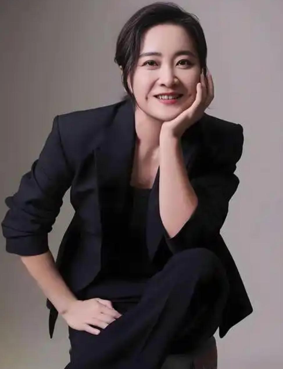 贾玲，真牛了！最近有媒体深度复盘，披露了贾玲在电影圈的惊人商业进阶，从《你好，