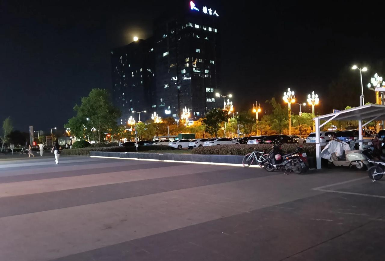 我虽然是山东人，但是今天继续晒一下江西南昌这边的夜景。我觉得江西南昌这个城市还