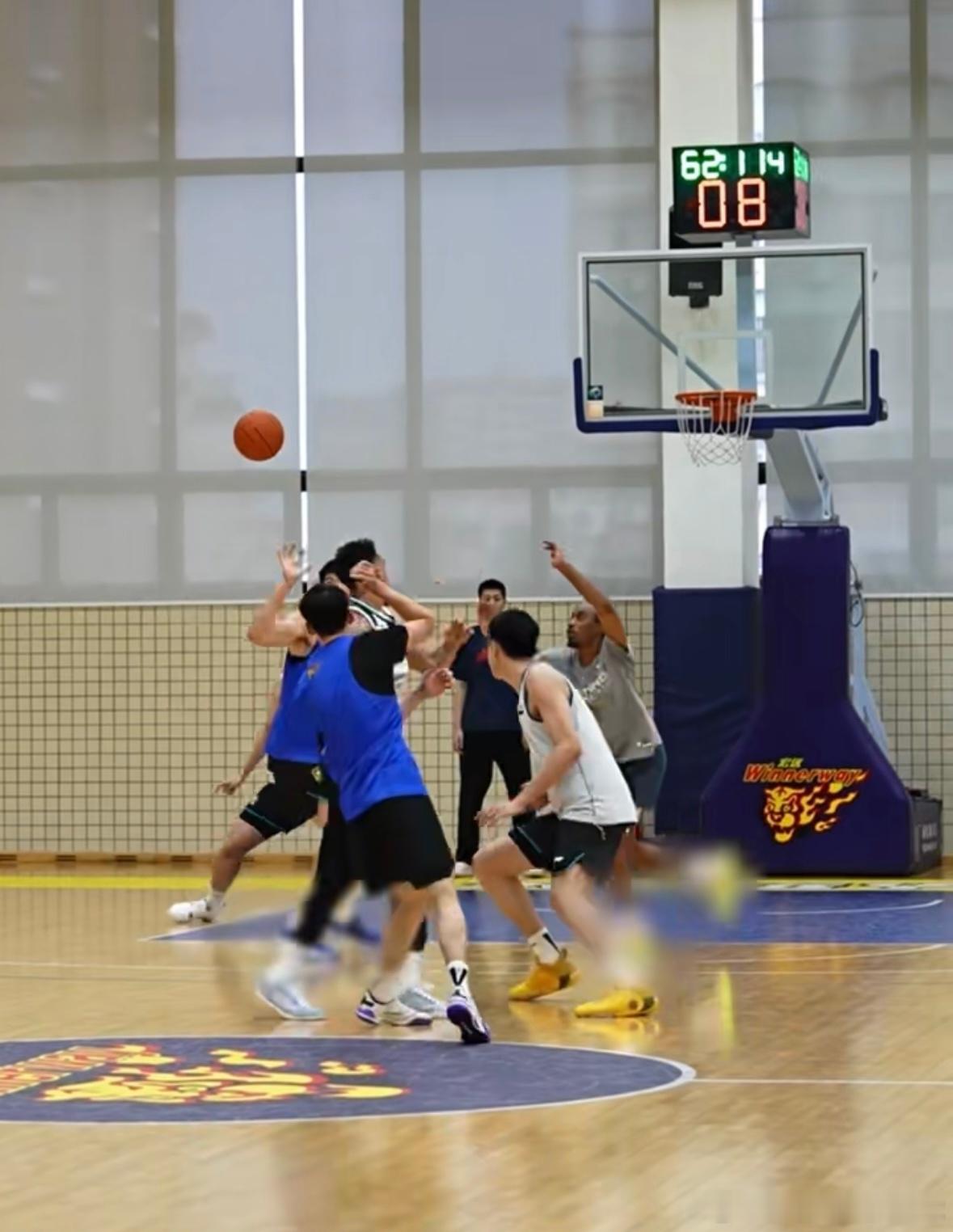 麦考尔归队，杜锋亲自指导，广东备战季后赛广东宏远男篮5V5训练照曝光，麦考尔已经