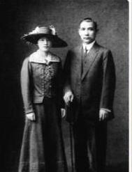 1925年3月12日，北京铁狮子胡同的行馆里，一个女人跪在病榻旁，已经整整三个月