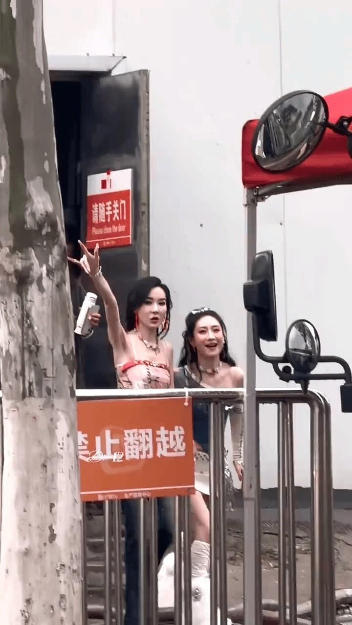 哎哟喂，看到这些姐姐们，我这个“30多岁的老太太”简直要羞愧得找地缝钻了！[捂