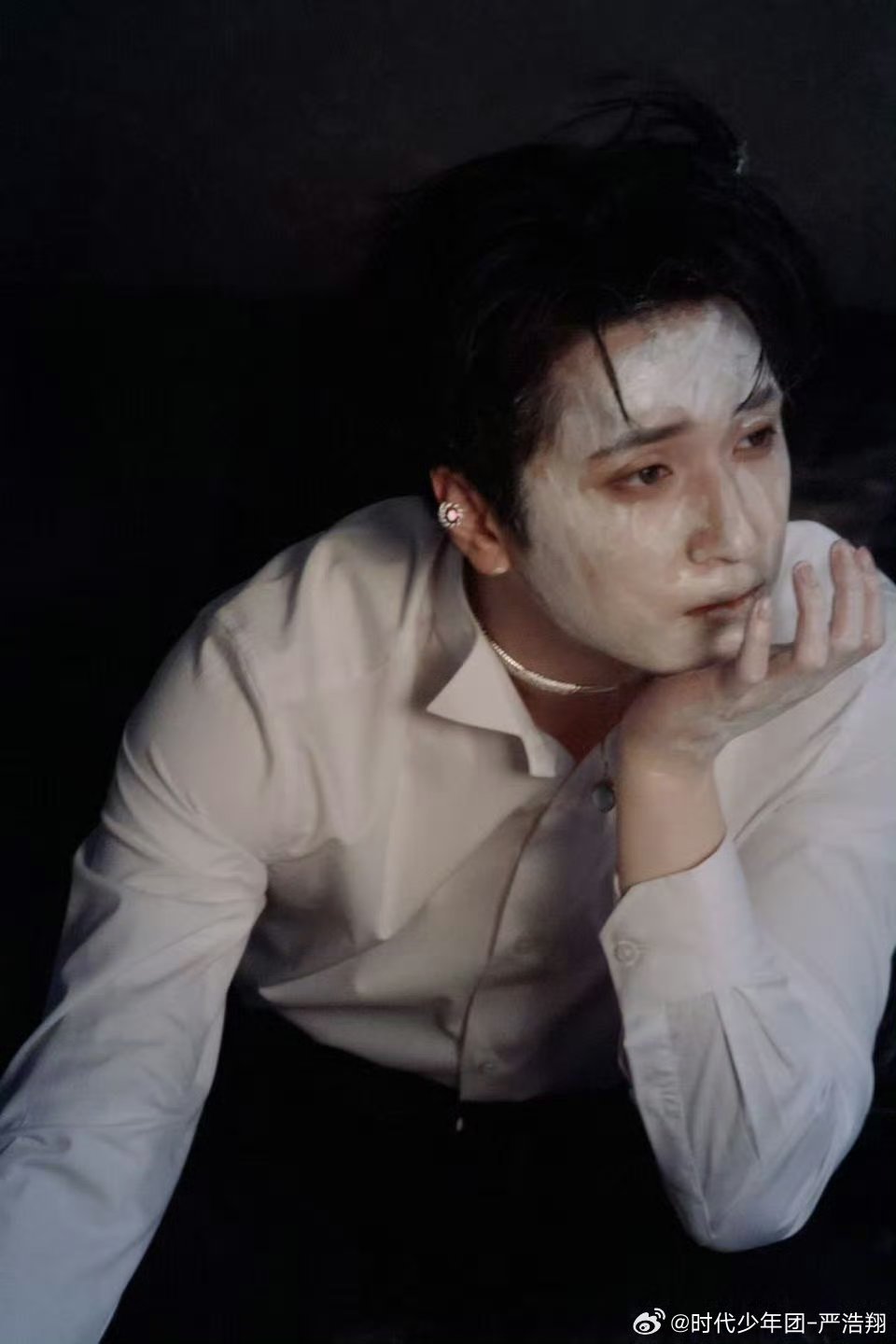 严浩翔SM2拍摄花絮严浩翔新专拍摄花絮顶着一张小花脸萌萌比耶