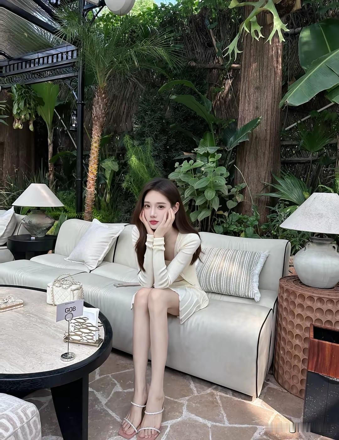 凉爽的早晨，空气中弥漫着清新的味道，仿佛是大自然的馈赠，让人感到宁静与美好。一眼