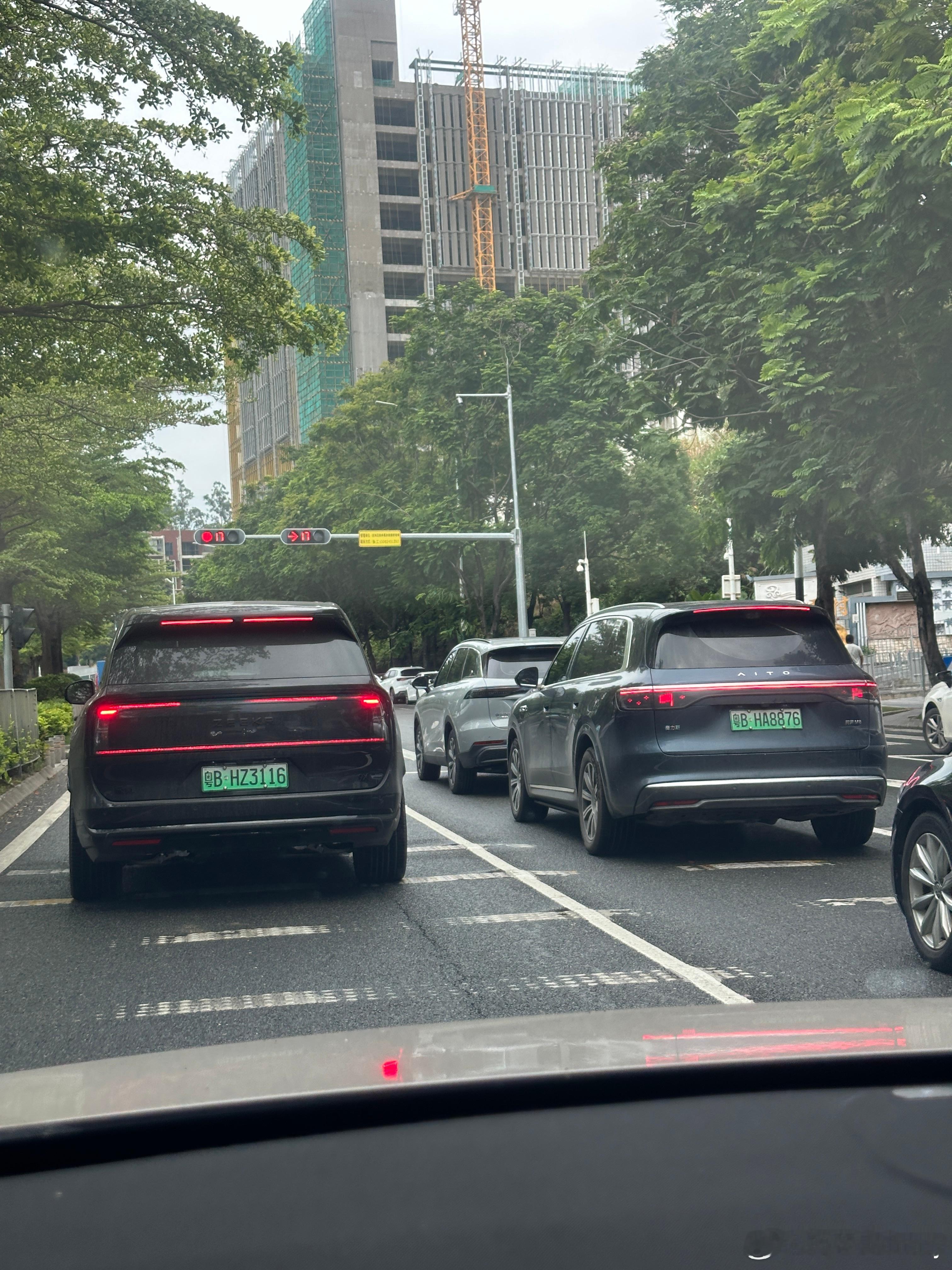 最近很热门的两台车，左还是右？深圳