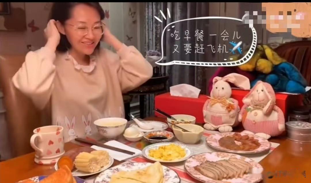 许晴，引发热议！9月14日，许晴分享了一段早餐的视频，餐桌上有玉米，红薯，烙