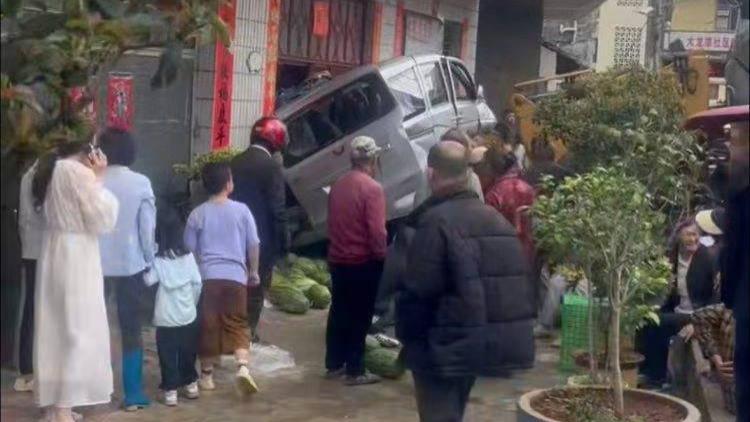 云南陆良县发生装载机致人伤亡事件,造成6死4伤,知情人介绍详情