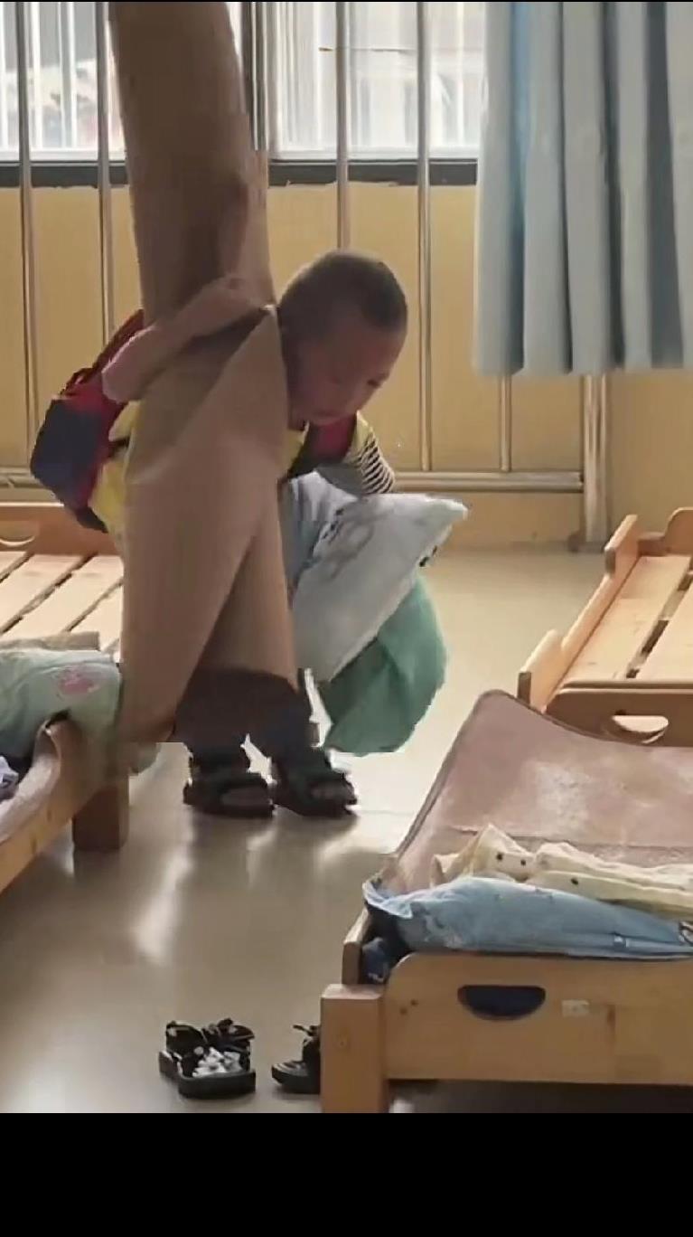 幼儿园开学了，可小朋友却一心想回家，竟卷起铺盖要走人。这个小男孩实在太可爱啦，