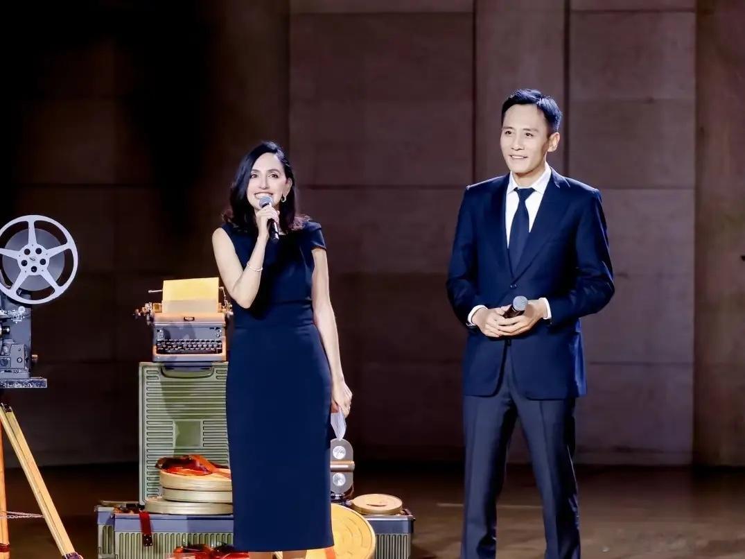 刘烨和老婆安娜一起出席活动，好默契，好恩爱！在她们的婚姻中，我看到了“爱情”，直