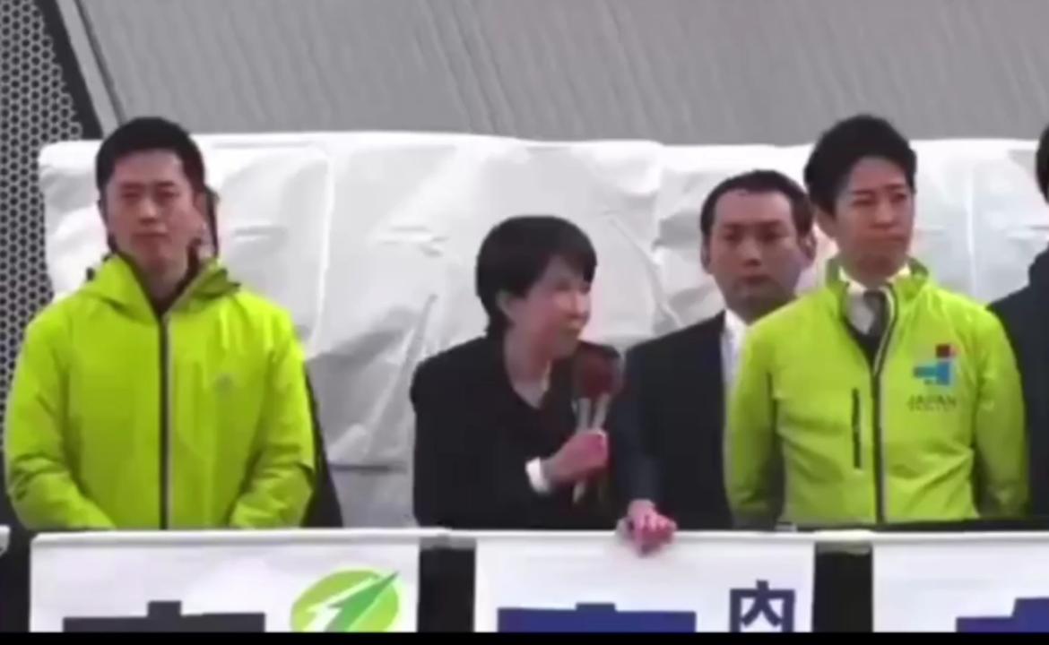 高市早苗泪洒现场：三十载坚守终成首相，感人拉票瞬间