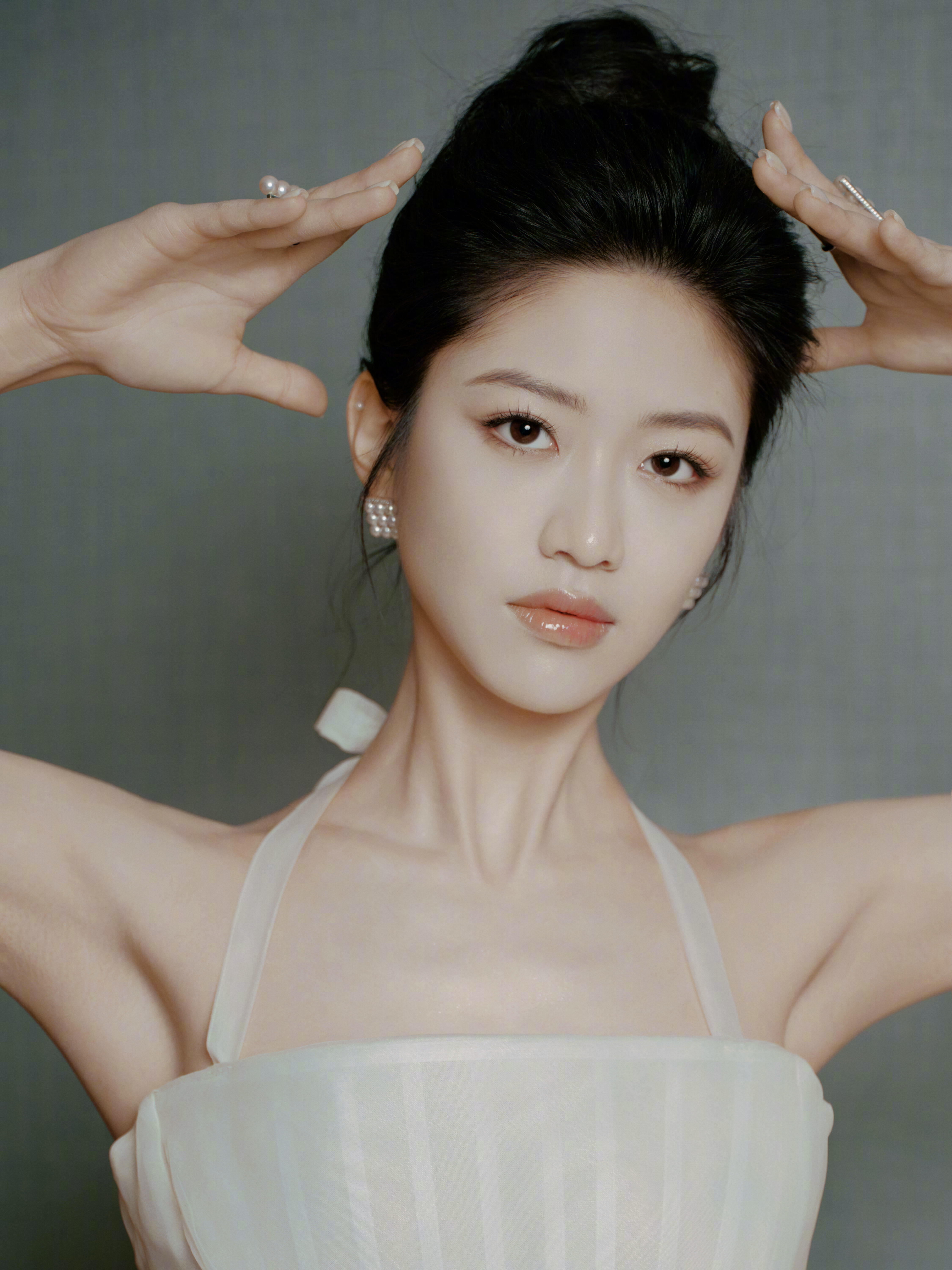 向涵之亭亭玉立的白天鹅向涵之亮相爱奇艺尖叫之夜造型，这完全是白天鹅本人吧。优越的