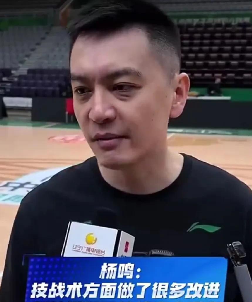 这是真签了？杨鸣指导避而不谈！目前已经有多位媒体人报道辽宁男篮已经签下了亨特，