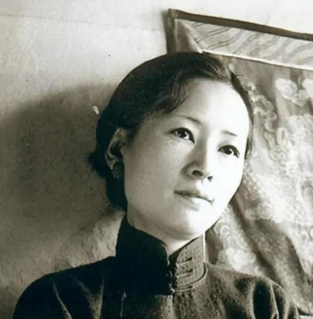 冰心与林徽因这两位民国文坛的杰出女性，其微妙的关系一直是近现代文学史上引人瞩目的