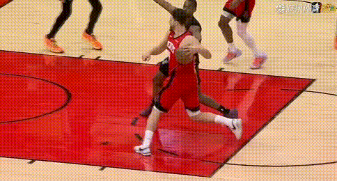 又秀背传——申京这传球是真花！图1：复制戏耍戈贝尔背传，阿门暴扣；图2：救球背