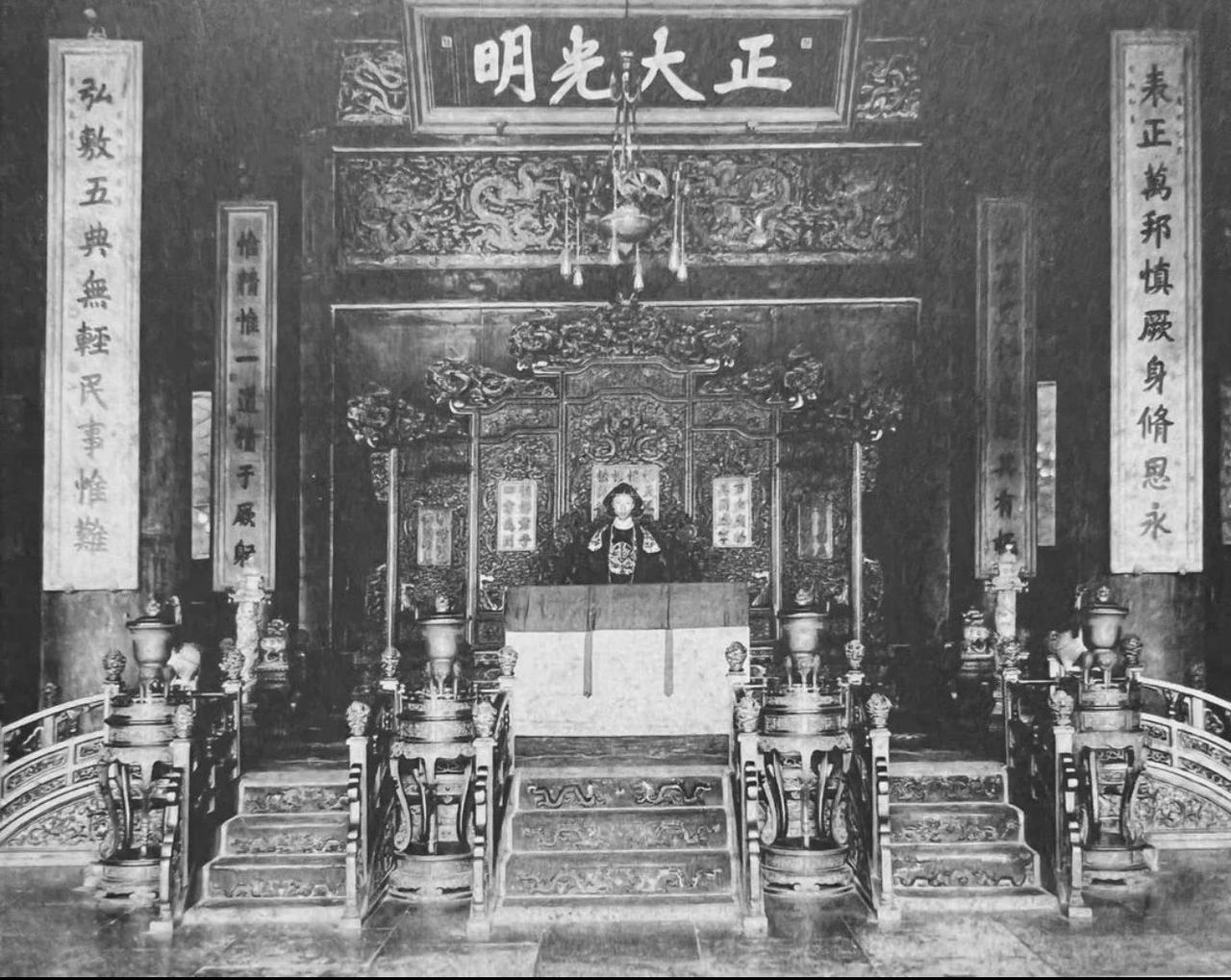 一张摄于1917年的黑白照片，画面中11岁的溥仪端坐于紫禁城乾清宫内那张雕饰华丽