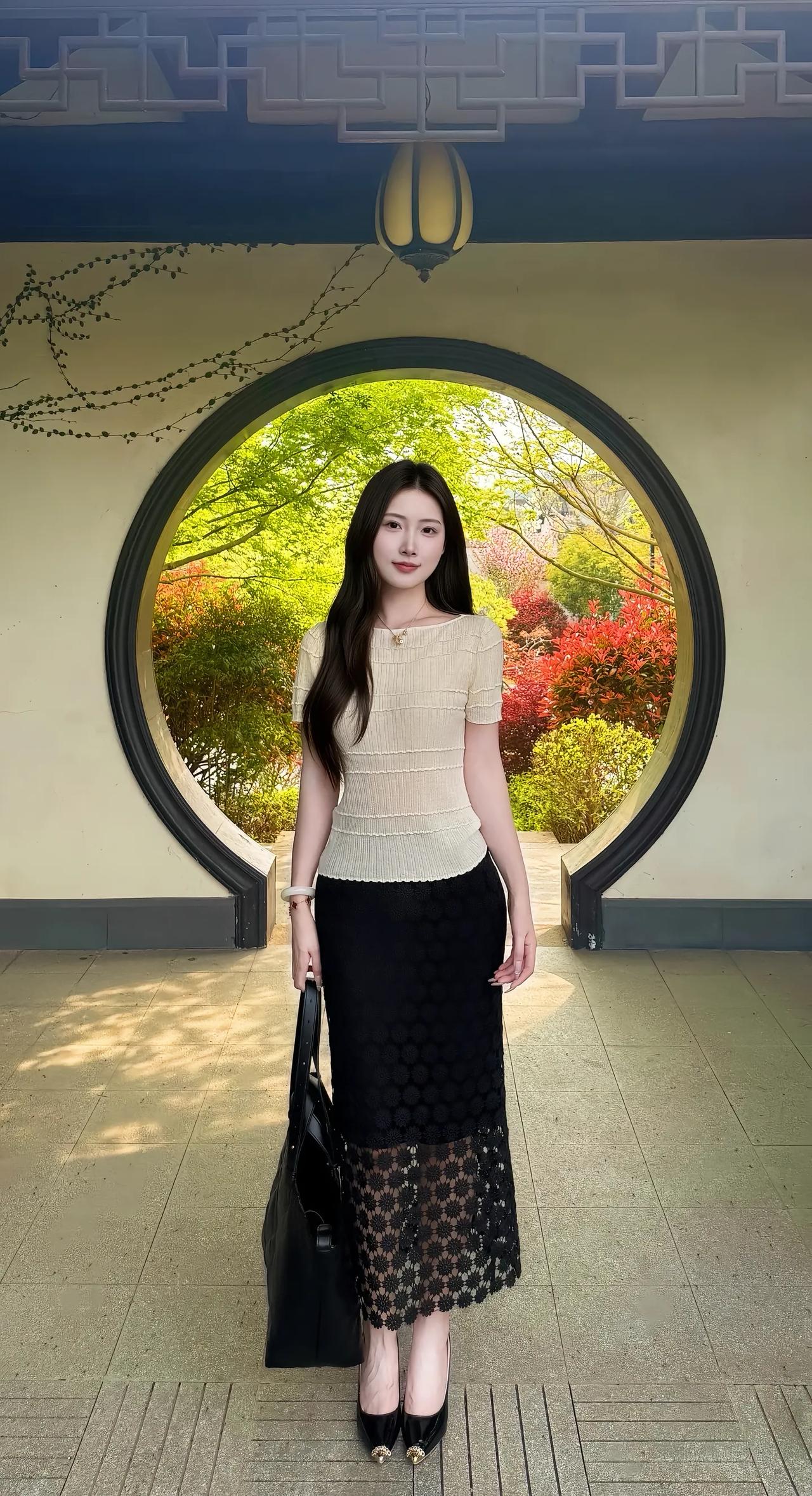 米白色短袖针织衫搭配黑色拼接蕾丝半身裙，既显气质又不失优雅。