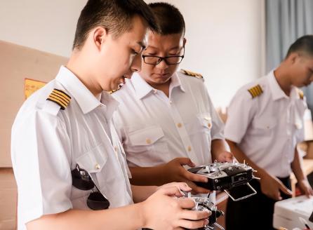 全世界都被中国惊到了，外媒爆料，中国正在疯狂扩产歼-20、歼-35两款五代隐身战