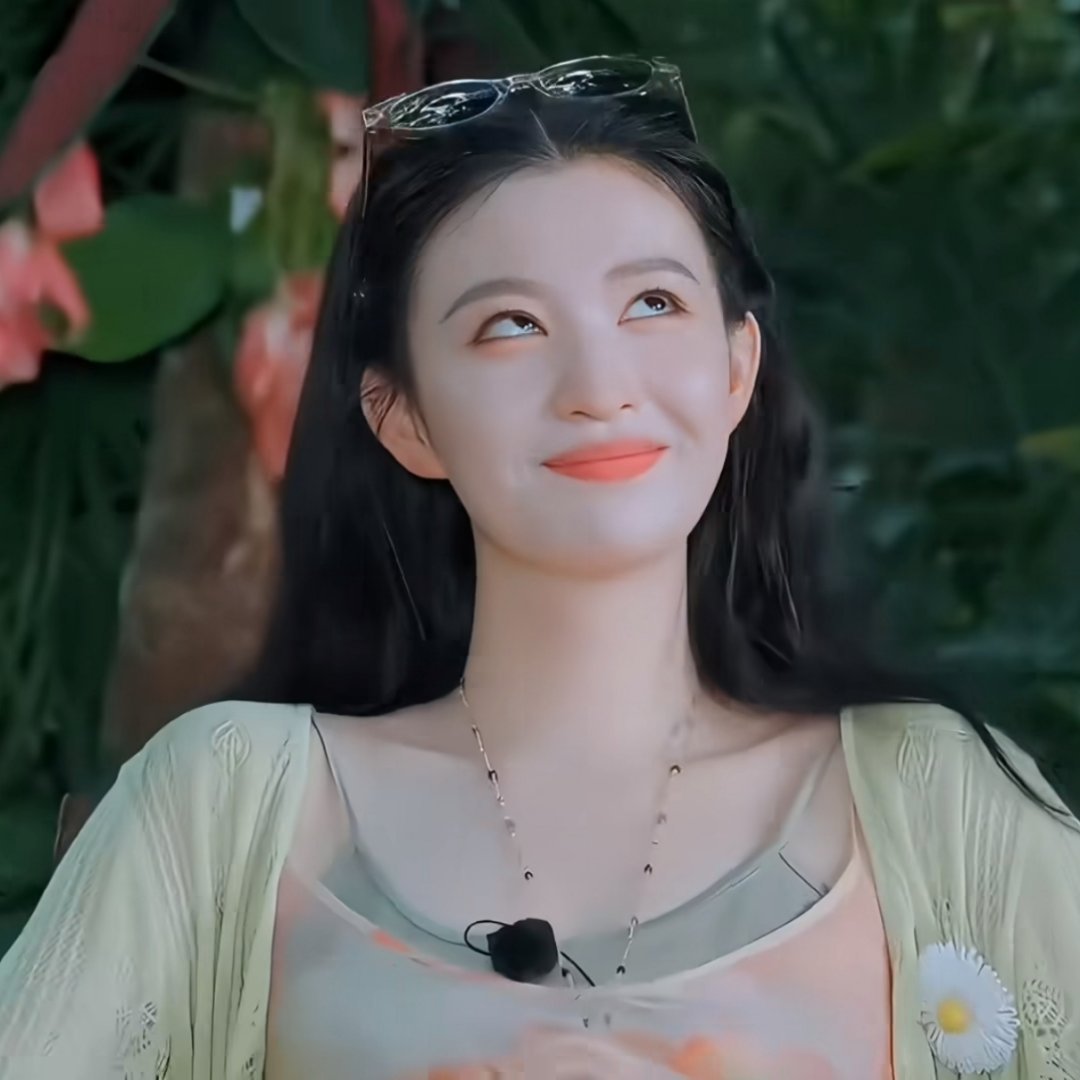 王楚然翻白眼因高度近视“白眼女神”王楚然长期佩戴隐形眼镜拍戏，加上侧躺关灯玩手