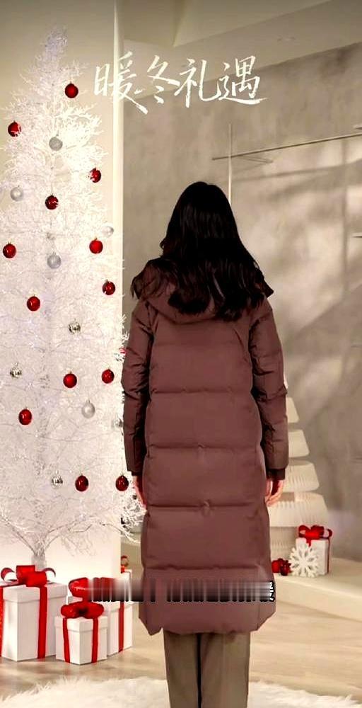 19999元羽绒服2小时卖空转身一露背，1200件就没了。屏幕里董洁没喊3