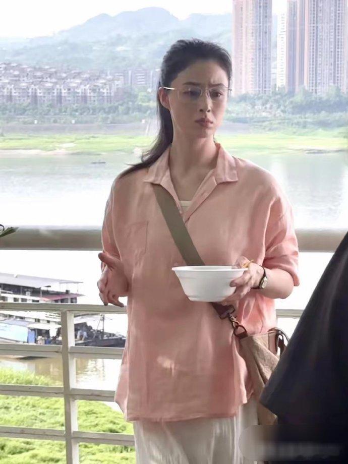 蒋欣常被说胖，实则冤枉。她脸小却因大骨架显壮，并非真胖，别错把骨架当肉肉啦。​