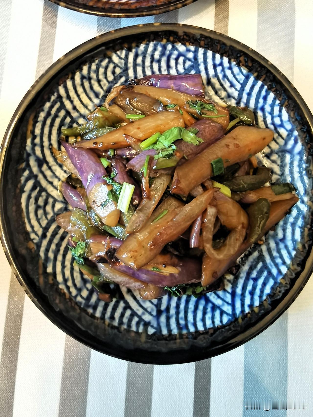 昨日午餐随拍近日暑气渐起，气温逐渐升高，胃口也变得挑剔了，中午老婆端上桌的三