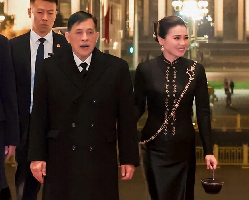 苏提达王后在北京第二天！一天换两套造型，欢迎仪式上穿搭优雅，晚宴打扮贵气！11月