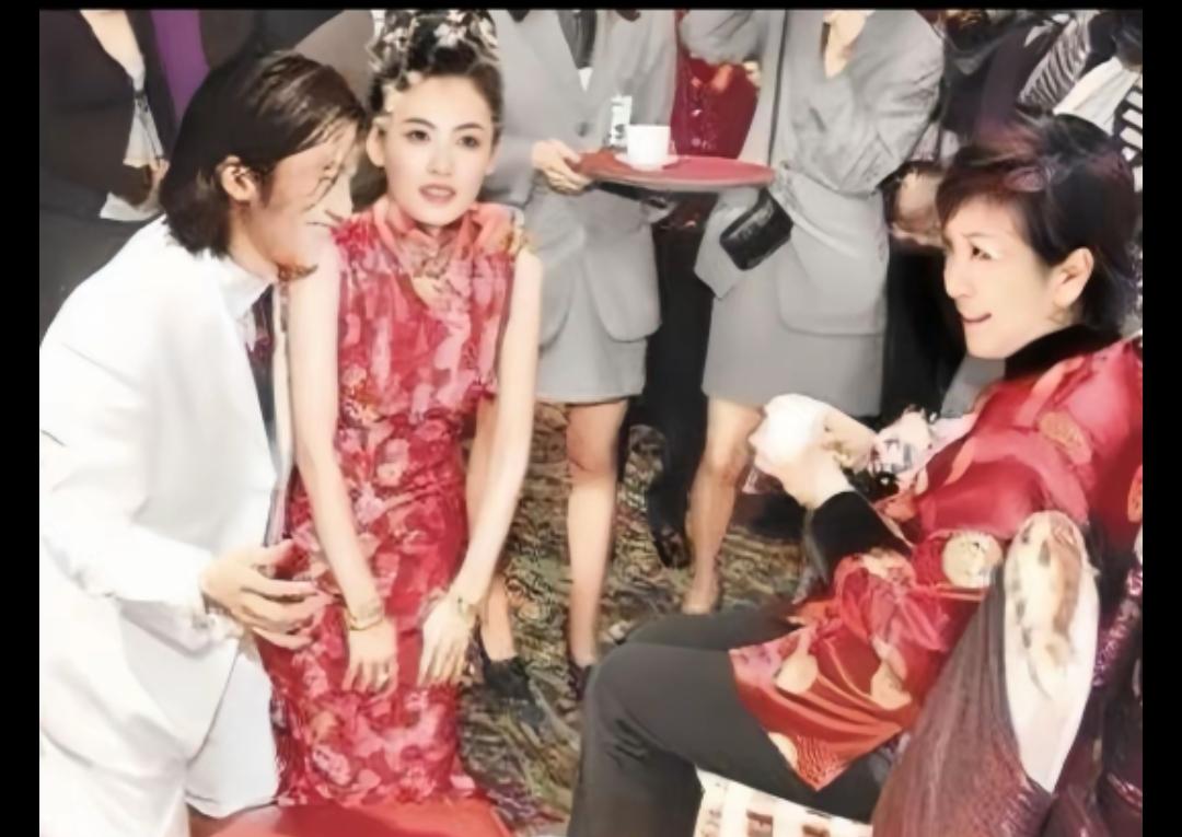这是2006年谢霆锋张柏芝结婚时向狄波拉敬茶拍下的甜蜜照片，柏芝穿着红色的旗袍，