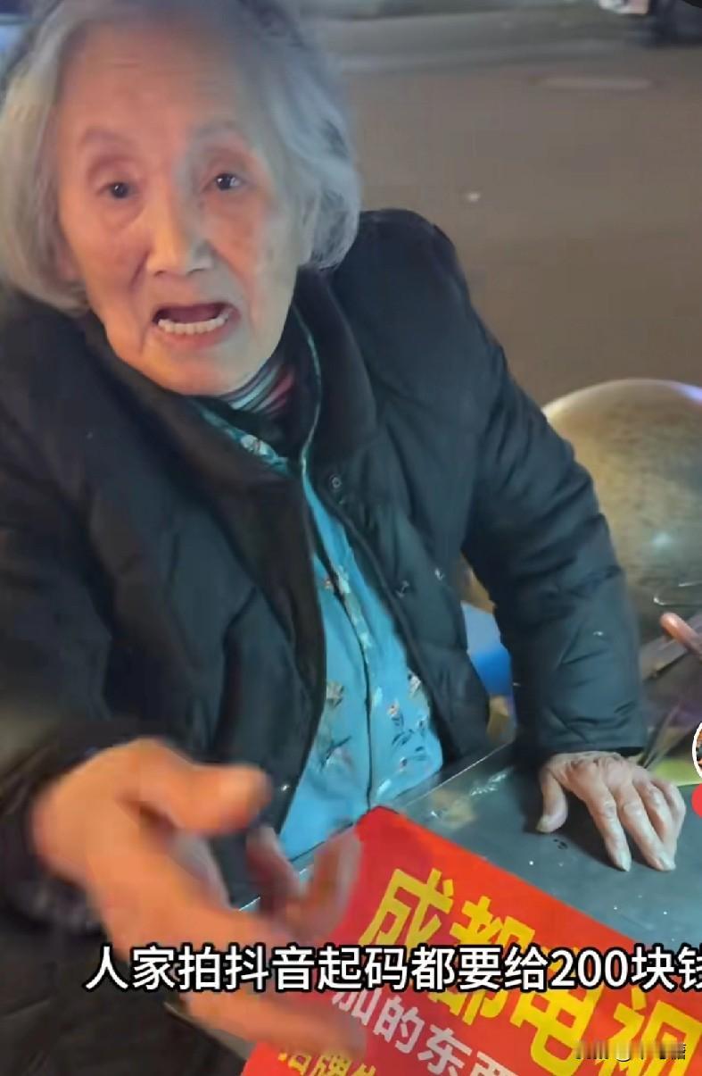 成都网红“蛋烘糕阿婆”终于承认了，她的便宜菜不好吃，卖10块一个最低消费的蛋烘糕