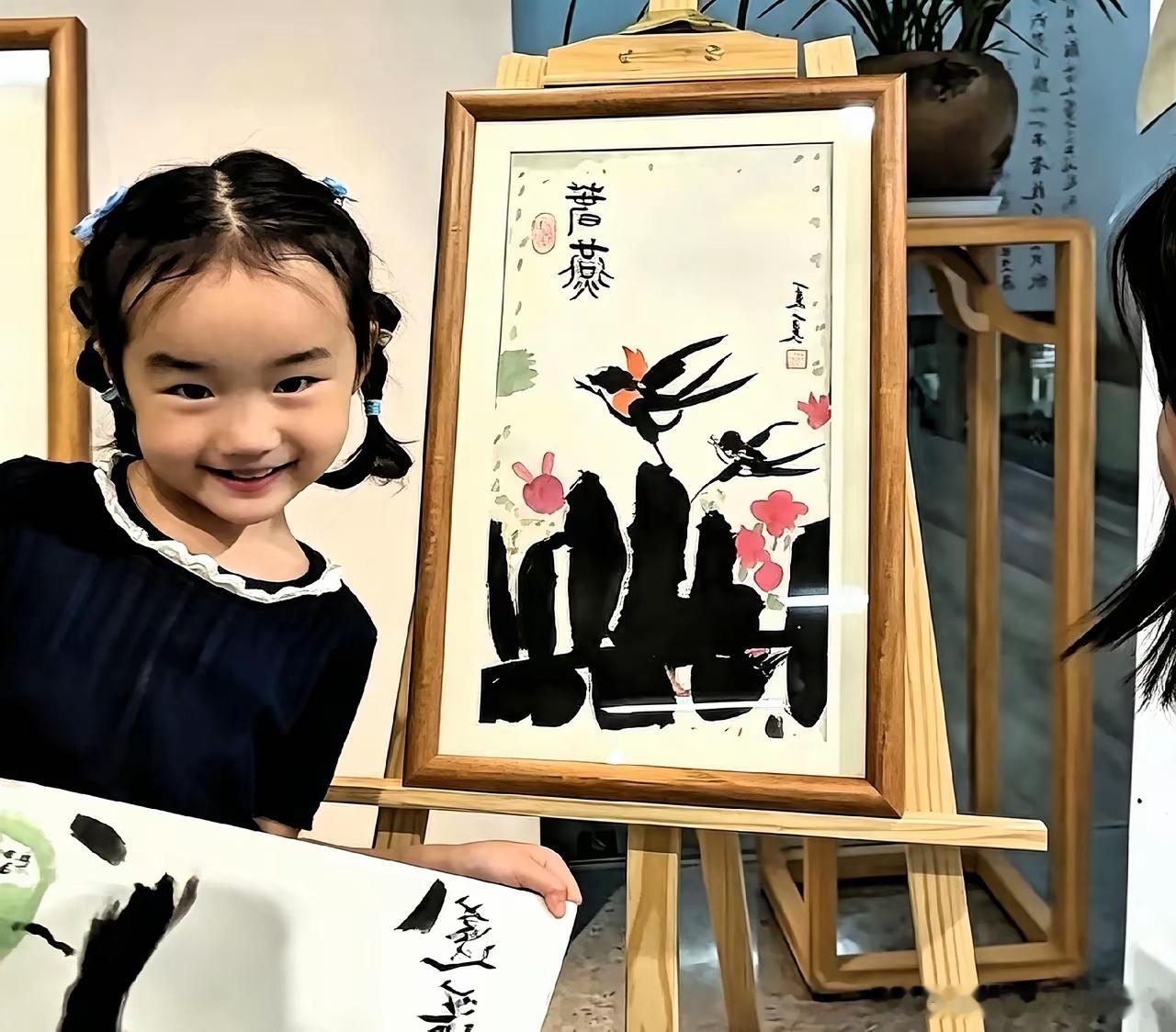 李亚鹏小女儿李夏才四岁，水墨画《春燕》就在培德书院参展了。据说她爸一开始压根不信