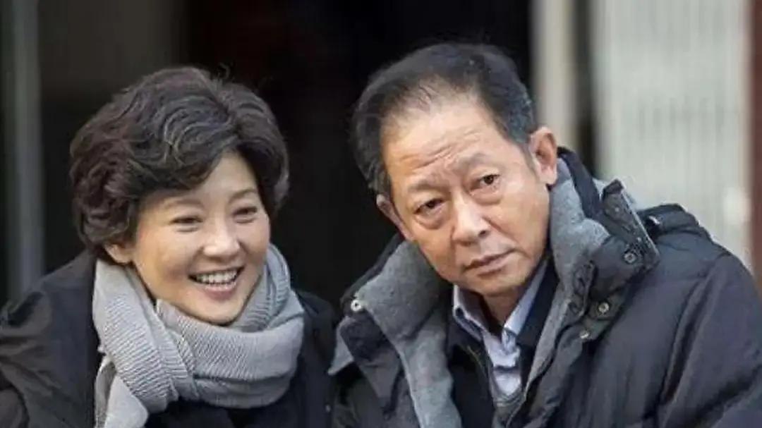 三十年前那个夏夜，王志文把徐帆的皮箱从四楼窗户扔下去。人造革撞上水泥地的闷响，