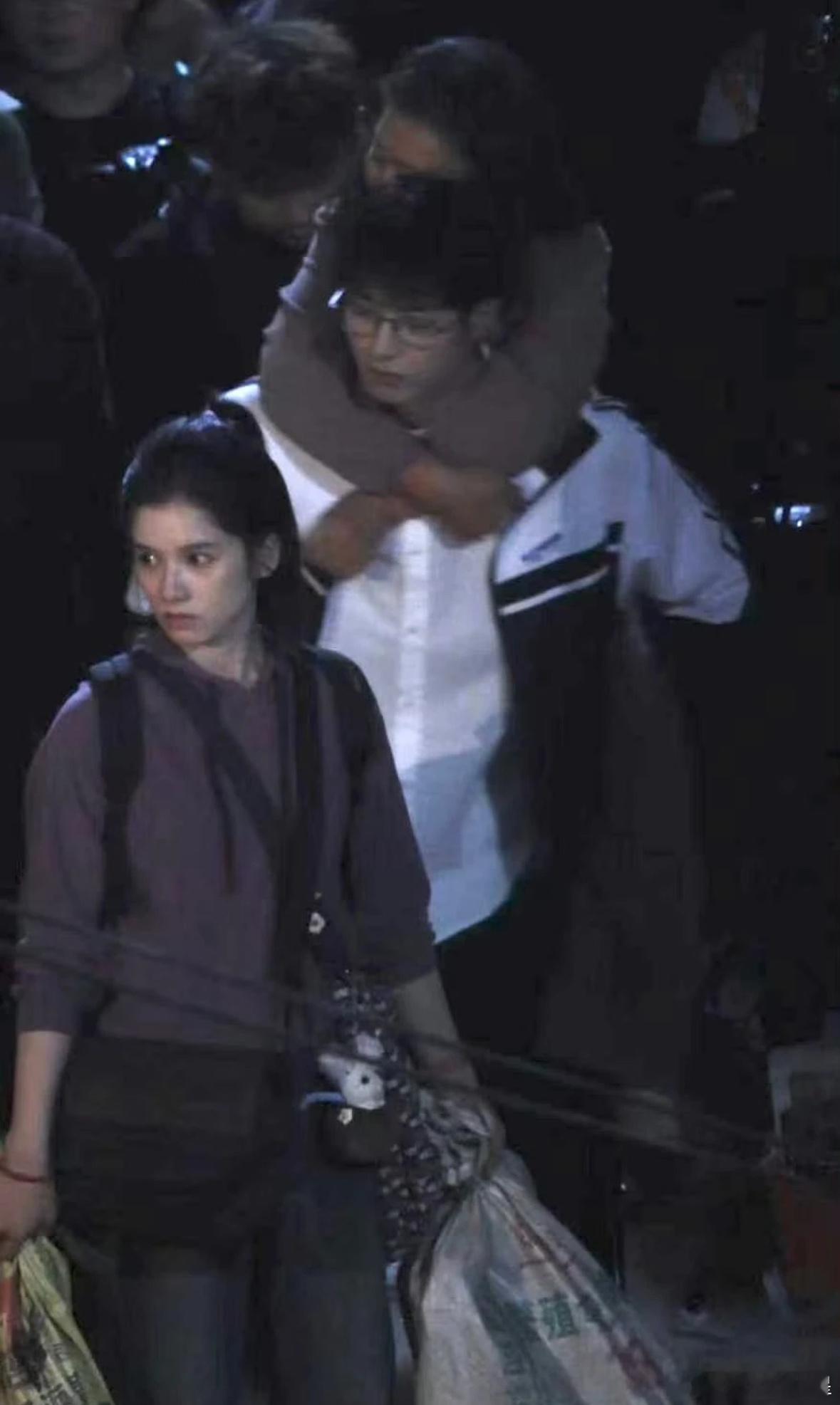 张婧仪大力女子任冬雪张婧仪背了五个包谁来懂一下这个任冬雪有多萌