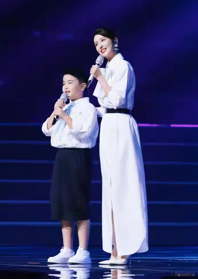 厦门之夜，陈思诚与佟丽娅“高调认爱”，虽离婚却以独特方式续写亲情。两人2021年