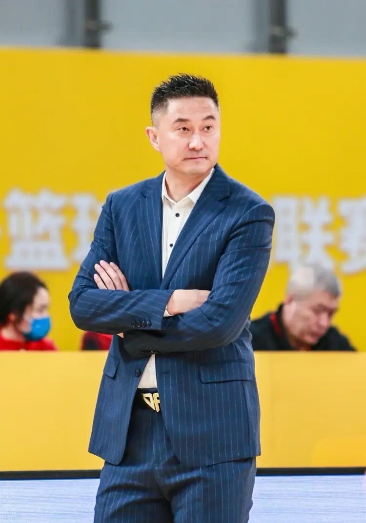 从广东与山西的比赛中，可以看出杜锋的临场指挥能力在国内是顶级的！第三节他不断转换