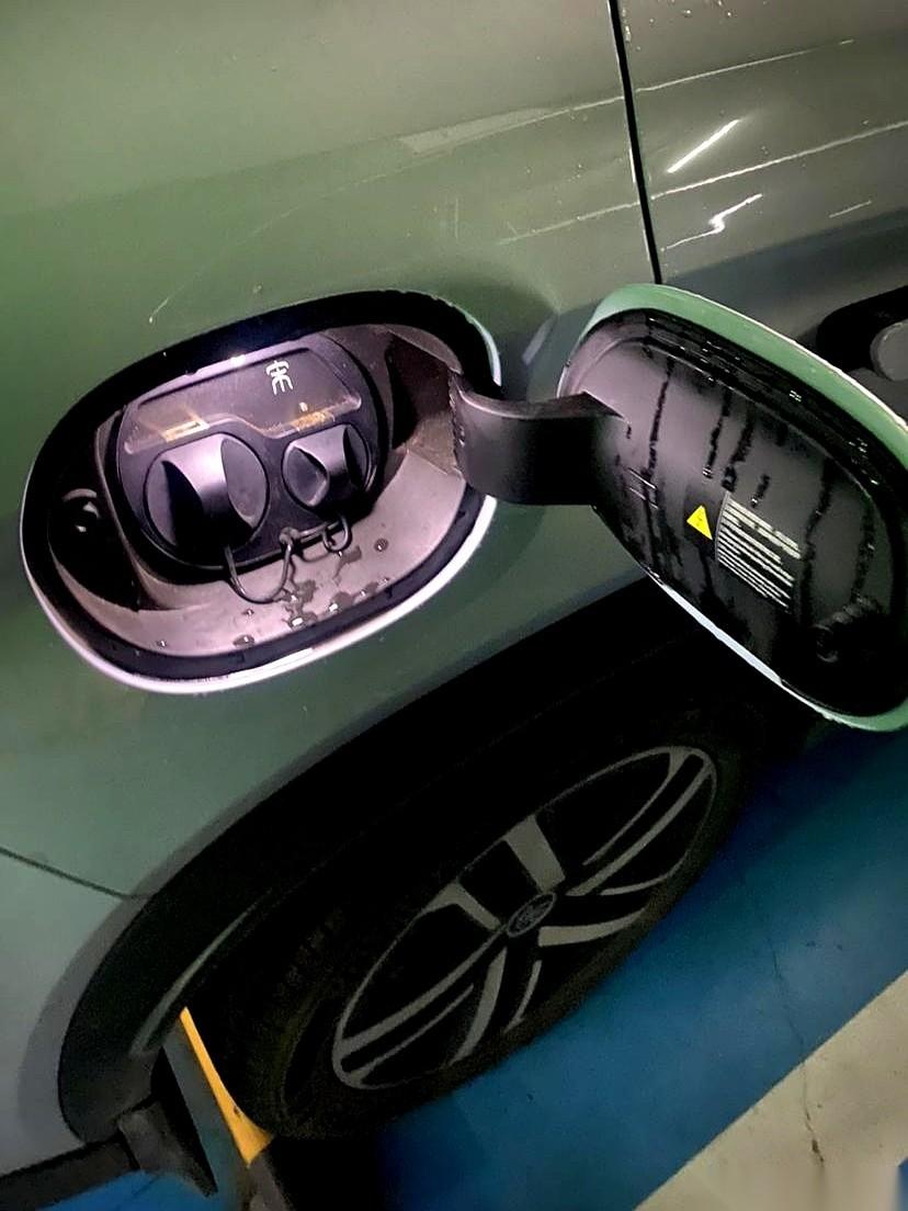 下雨天手痒，千万别去开那个充电口盖。真的，会变得不幸。一打开，好家伙，边边角