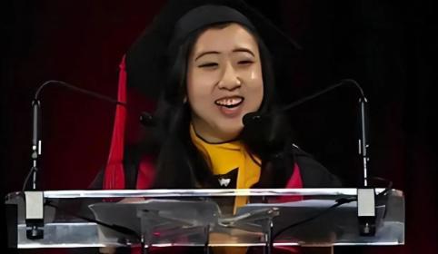 还有人记得那个“空气香甜姐”杨舒平吗？2017年马里兰大学毕业典礼上，她对